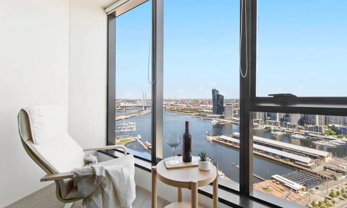 Docklands Apartment | A 2BR Apt with Amazing Harbor Views, FREE Parking