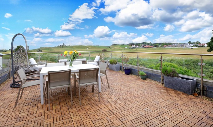 Gullane House | A 3-bedroom luxury holiday home with panoramic views of Gullane’s golf courses.