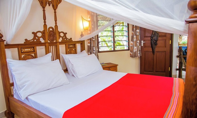 Galu Cottage | A 8-10min walk to the beach cottage with a private pool, free wifi.