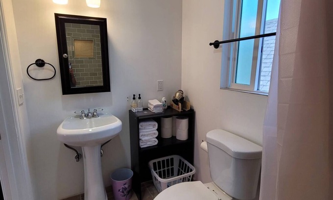 Park West Apartment | A adorable one bedroom