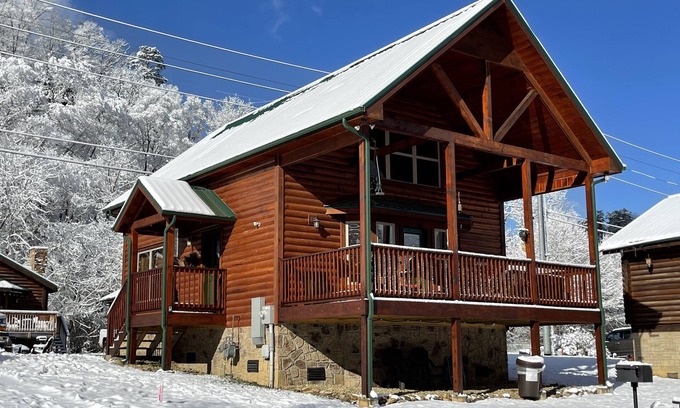 Pigeon Forge Cabin | A Barrel of Fun-Cozy 2-Bedroom RIVERFRONT Cabin near Island in Pigeon Forge