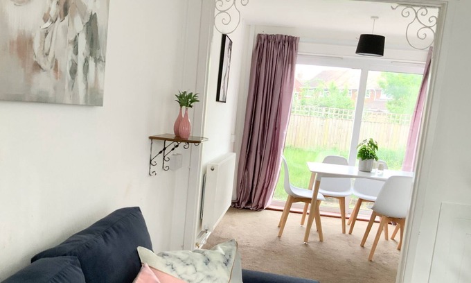 Hemel Hempstead House | A Beautiful 3 bedroom in Hemel Hampstead with free parking.
