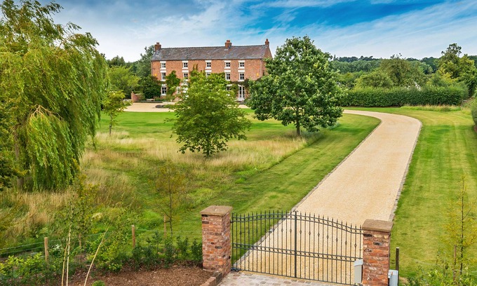 Cheshire West and Chester House | A Beautiful Grade II Listed Country Home set within its own grounds. Sleeps 12