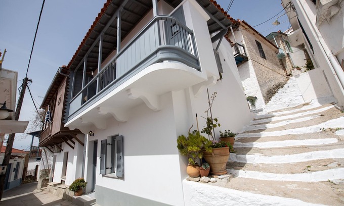 Glossa House | A beautiful, newly renovated, fully equipped traditional house in Glossa