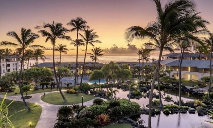Bayview Condo | A BEAUTIFUL OCEANFRONT RESORT, 2BDRM, Full Kitchen, wifi, pool & bar, fitness