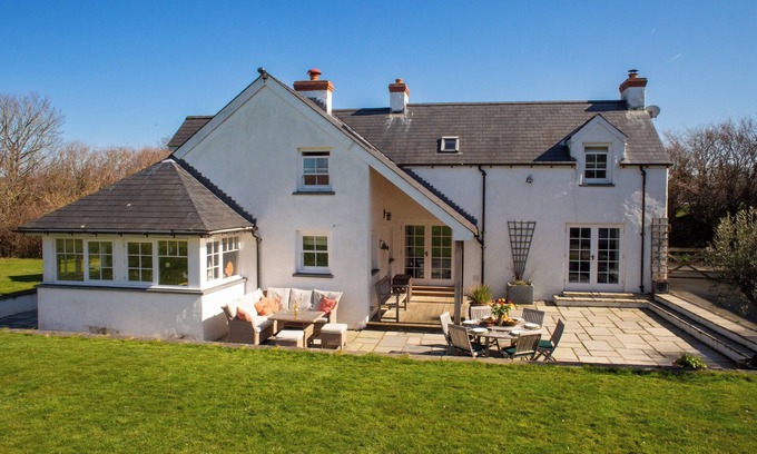 Newport House | A beautiful property for 6 with expansive lawns, minutes from the beach