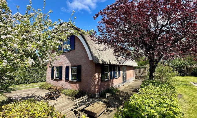 Gasselte House | A beautiful thatched vacation villa which is located within walking distance of 't Nije Hemelriek. On a beautiful spacious lot with many seats.