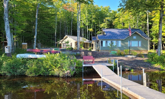 Mount Vernon House | A Belgrade Lakes Destination, Very Private, Tranquil [Handicap Accessible]