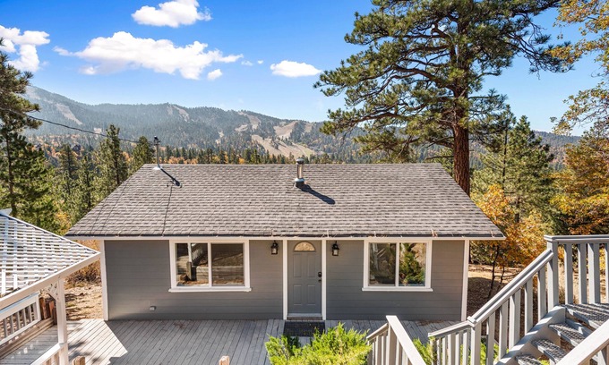 Upper Moonridge Cabin | A/C Central Air ! 5 STAR! BEAUTIFUL SLOPE VIEW! Close to everything.