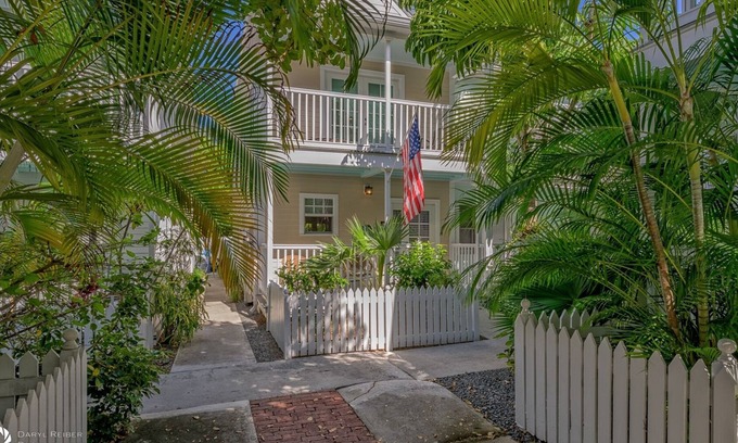 Bahama Village House | A Caribbean Alternative