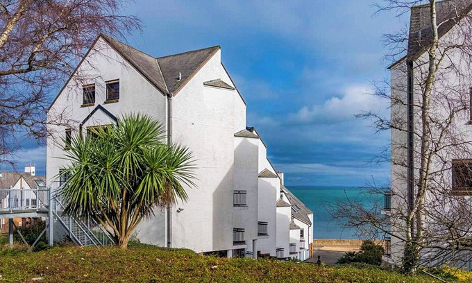 Seaview Apartment | A charming apartment just a short stroll from the beach and local amenities.