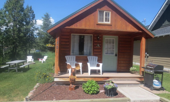 Columbia Falls Cabin | A charming cabin close to Glacier National Park, Flathead Lake, and ski resorts.