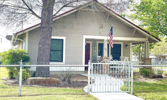 Fredericksburg House | A Charming Country Cottage just a few blocks from Main Street!