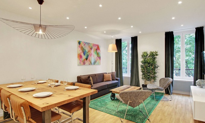 8th Arrondissement Apartment | A Chic 2-BDR in the Champs Elysées