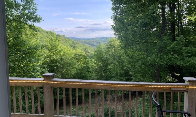 Fleetwood House | A Chic Mountain Retreat! 30 Minutes from Appalachian State!