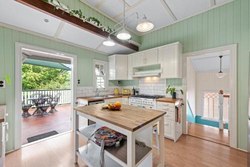 Woolloongabba House | A Colourful Life 4Bed-2Bath-1Car - Queenslander