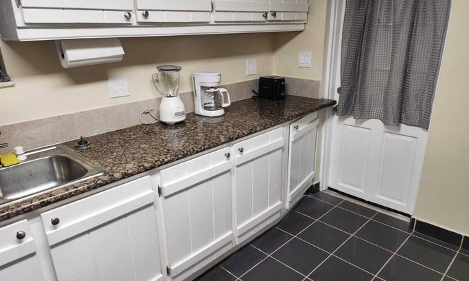 West Hollywood House | A comfy getaway home near the beach and too many amenities
