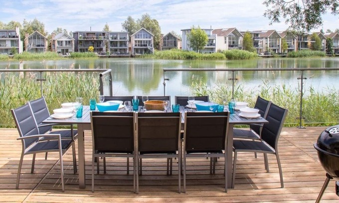 Malmesbury Cottage | A contemporary glass fronted lake side home that sleeps 10 guests in 5 bedrooms