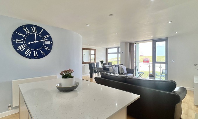 Newquay Apartment | A CONTEMPORARY BEACHSIDE APARTMENT ON HEADLAND ROAD FISTRAL 5 MINUTE FROM BEACH
