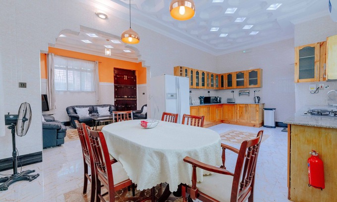 Mazizini House | a cool 3 bed bungalow, a hop away from the airport