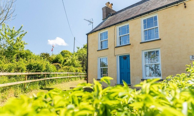 St Dogmaels House | A cosy cottage full of character, comfort & style.