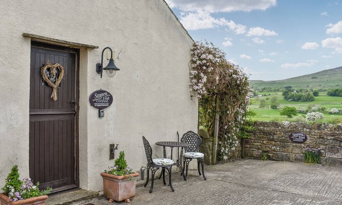 Worton Cottage | A cosy cottage with spectacular views and optional hot tub.