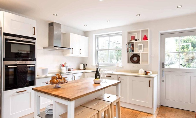 Calver Cottage | A cosy country cottage in the village of Curbar with amazing views of Curbar Edge