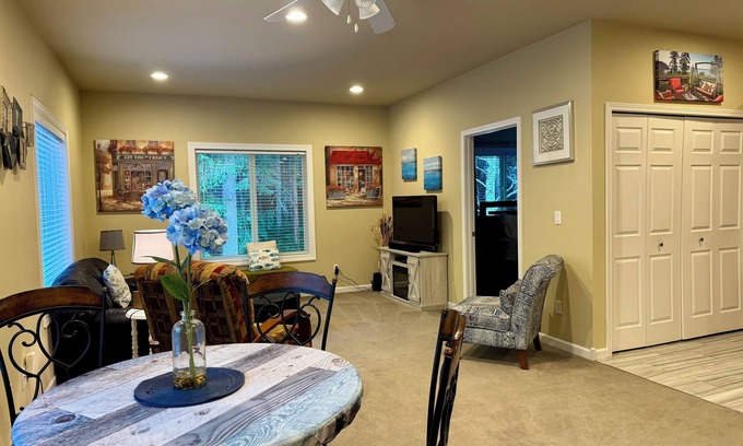Gig Harbor Apartment | A Cozy 1-bedroom apartment including WIFI, AC and more.