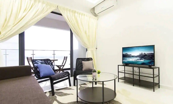 Central District Apartment | A Cozy & Airy 3BR Suite in Danga Bay FREE Parking