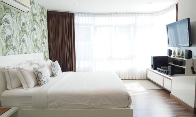 Saen Suk Condo | A Cozy and Spacious Beachfront Condo with only One Minute walk to the beach!