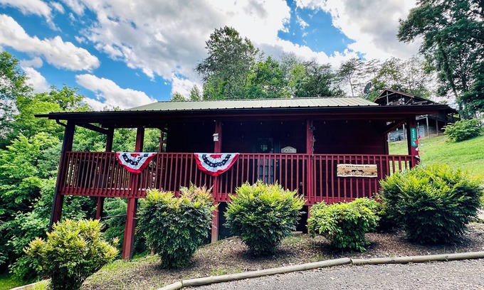 Sevierville Cabin | A Cozy Couples Cabin minutes from Pigeon Forge with hot tub!