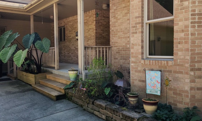Rockville House | A Cozy, relaxing hideaway! 1/2 a mile from Billie Creek Covered Bridge.