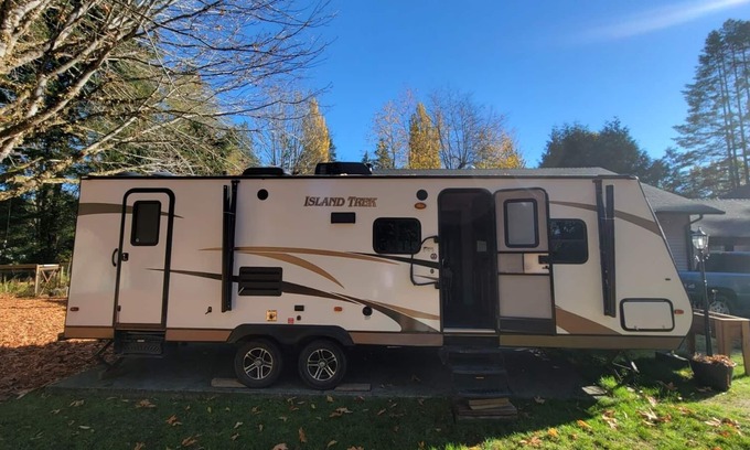 Port Alberni House | A cozy travel trailer on an acreage. Plenty of lakes, hiking and fishing near by