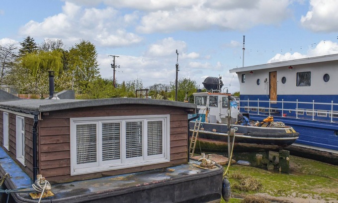 Clacton-on-Sea Cottage | A cute and cosy boat situated nearby the town and opposite the water park.