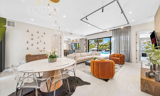 Hallandale Beach Villa | ★ A Designers 5 Bedroom Home - Heated Pool/BBQ/Boat Dock 55ft