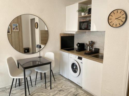 Antibes Old Town Apartment | A deux pas des plages et au coeur du vieil Antibes , beau studio rénové
