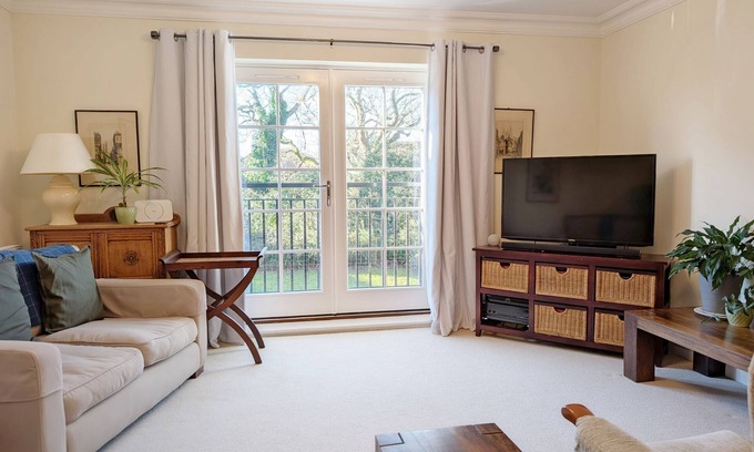 Westhampnett Cottage | A family house that sleeps 6 guests in 3 bedrooms