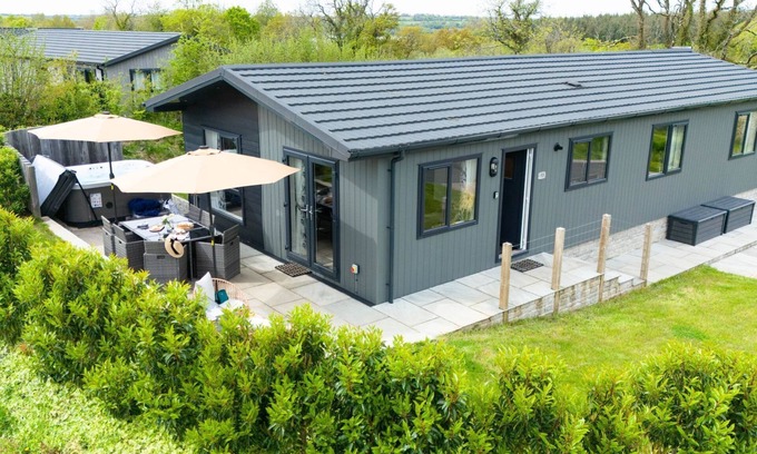 Lifton House | A fantastic lodge sleeping 8 with hot tub, just a short walk from Roadford Lake
