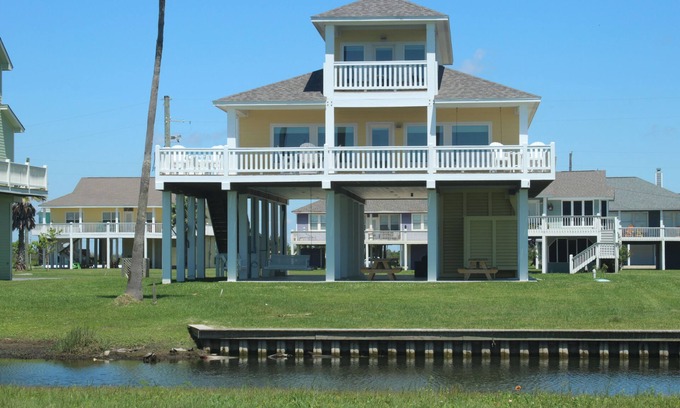Port Bolivar House | A Great Getaway, 5⭐️, 2nd Row Home w/Great Views & Many Amenities."