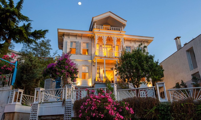 Adalar House | A Great sea view room with shared bathroom
