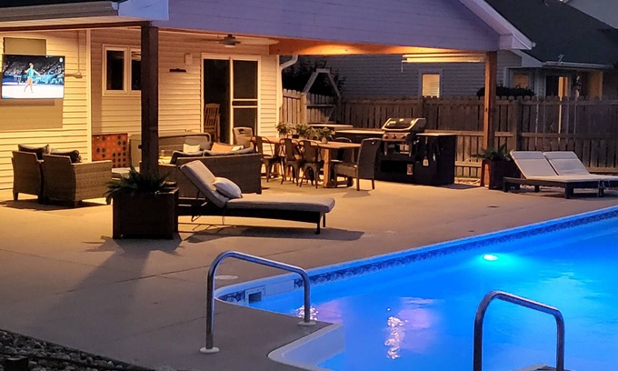 Grimes House | A Grimes Family Getaway near Des Moines with Seasonal Swimming Pool Sleeps 12