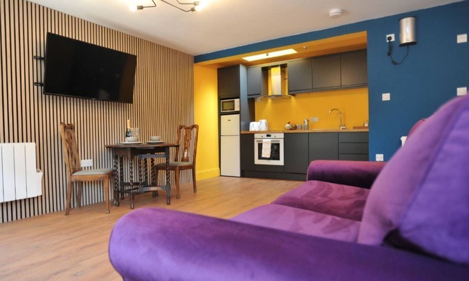Cheltenham Apartment | A ground floor studio flat with either double or twin beds, fully equipped kitchen + parking
