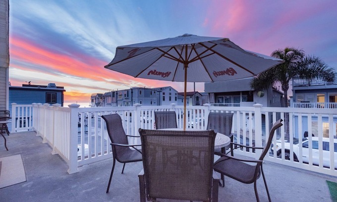 West Newport Condo | A Guest Favorite! | Fabulously Situated | 1 House from the Beach! | Comfy & Hyper Clean