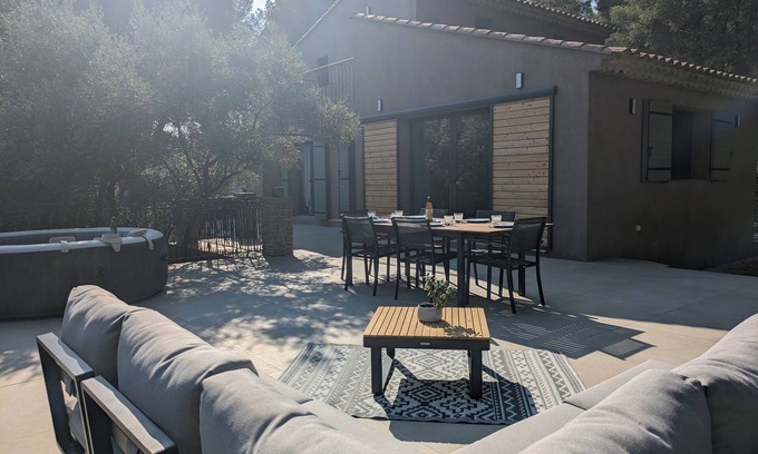 Ceyreste Villa | A haven of peace between sea and pine forest
