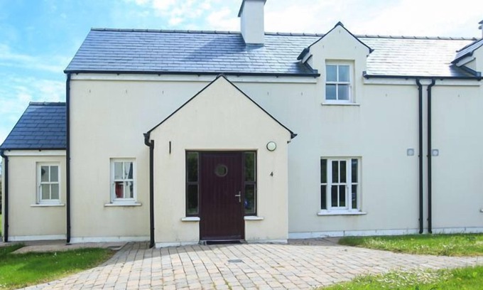 Dungarvan House | A holiday home that sleeps 6 guests in 3 bedrooms
