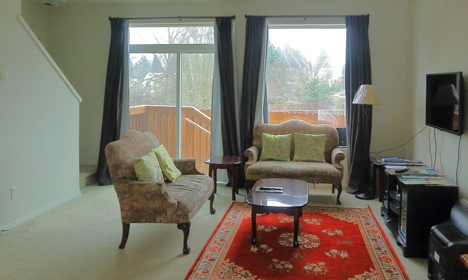 Beaverton House | A Home Away From Your Home 2 Master Suites Townhouse On In A Quiet Neighborhood