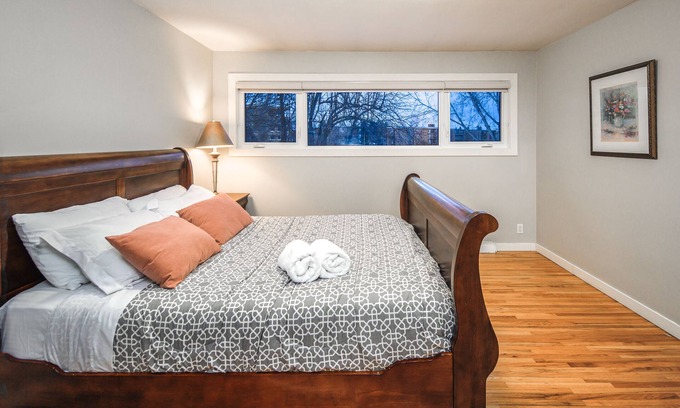 Southwest Calgary House | A@Home Entire House By Chinook Mall/LRT/DT/Heritage park/Glenmore Reservoir