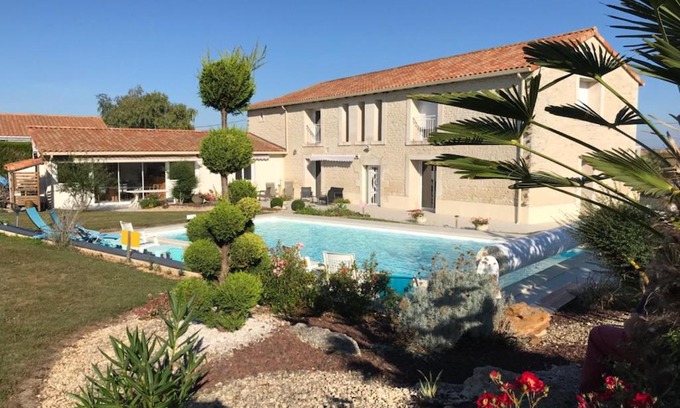 Neuville-de-Poitou Bed & Breakfast | A la Gloriette