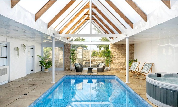 Petty France Cottage | A large group retreat that sleeps 20 guests in 7 bedrooms