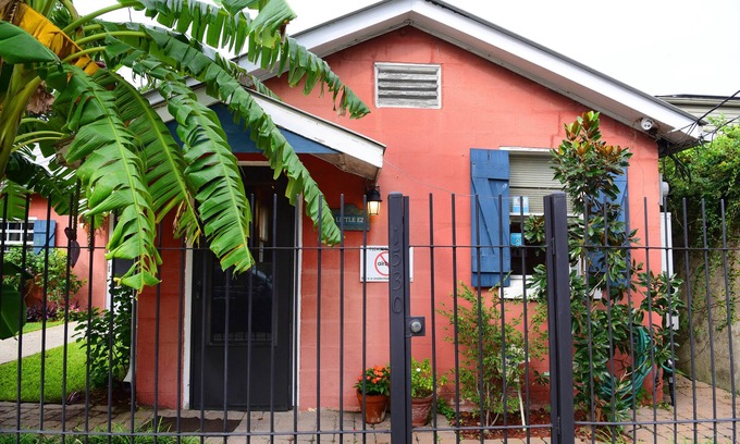 Faubourg Marigny Bed & Breakfast | A LEGAL GUESTHOUSE! The Little Eazy Guest House-Owner lives on the property